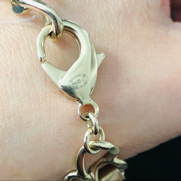 Authentic pale gold tone chain necklace with turn lock double layered - Picture 10 of 11